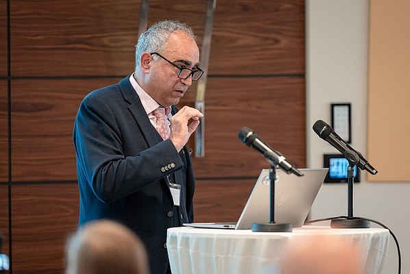 Dr. Abou Daye von Brinkmann Pumpen hält einen Vortrag über ANTEROS.