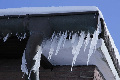 Die Sonne leckt am Schnee und sorgt für erste Eiszapfen