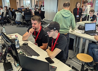 INCONY Mitarbeiter David unterstützt einen Hackathon Teilnehmer bei der Python Programmierung