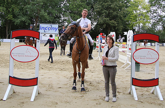 Preisübergabe durch den Sponsor INCONY bei der Youngsterprüfung M*