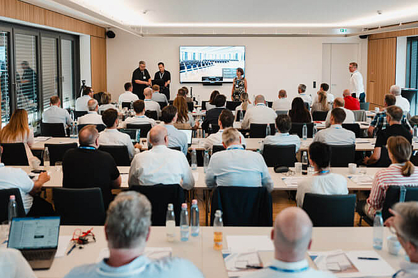 Teilnehmer verfolgen einen Vortrag beim PIM-Forum 2026 in Paderborn