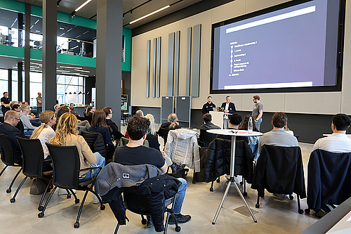 Zwei hochkarätige Vorträge bildeten das Fundament des Abends. 