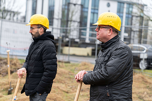 INCONY-Vorstand Jorge Bernad und Holger Aisch beim Spatenstich für die neue INCONY-Zentrale (Foto von Tobias Vorwerk, WfG) Jorge Bernad und Holger Aisch beim Spatenstich