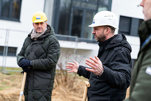 Bauunternehmer Ingo Dreker beim Spatenstich für das neue INCONY-Bürogebäude (Foto von Tobias Vorwerk, WfG) Ingo Dreker beim INCONY-Spatenstich