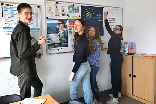 Medienscouts vom Reismann Gymnasium am Whiteboard