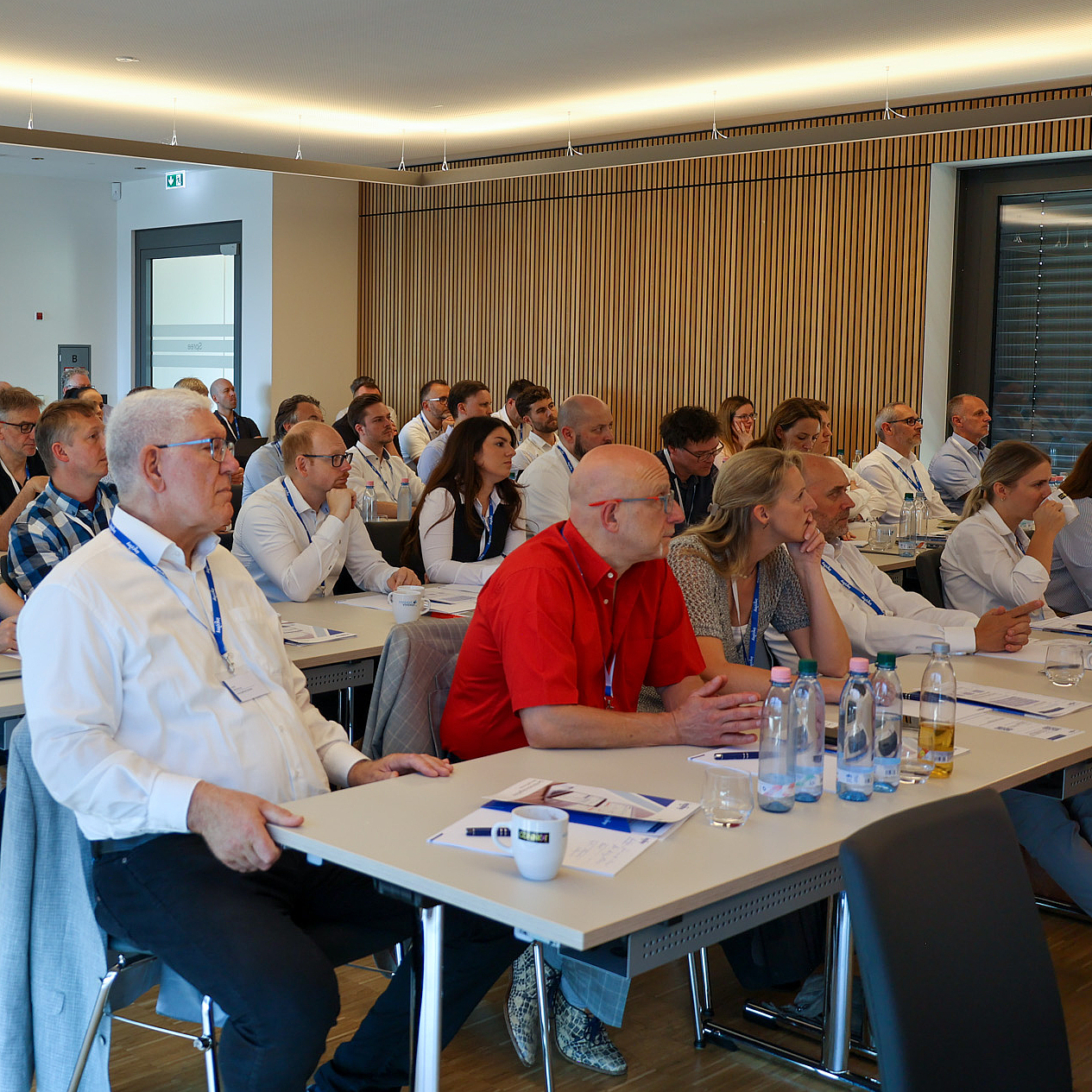 Teilnehmer verfolgen Vorträge beim PIM-Forum 2026 in Paderborn
