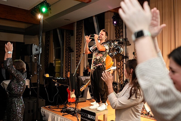 Der Leadsänger der Band Goodbeats in seinem Element