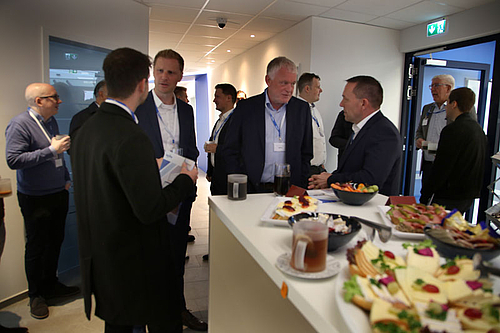 Networking-Runde mit Snackbuffet