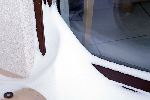 Schneewehe direkt vor dem Fenster ... neuartige Fensterisolierung ;-)