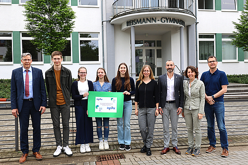 Foto vor dem Reismann Gymnasium