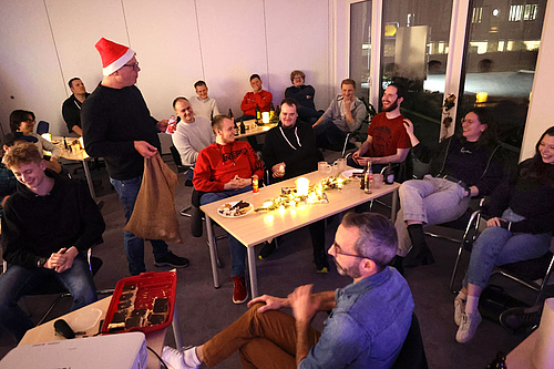INCONY-Mitarbeiter erfreuen sich an den Sprüchen vom Nikolaus