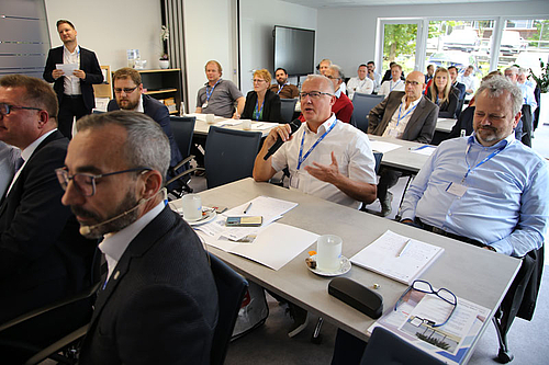 Teilnehmer beim Vortrag im Konferenzraum