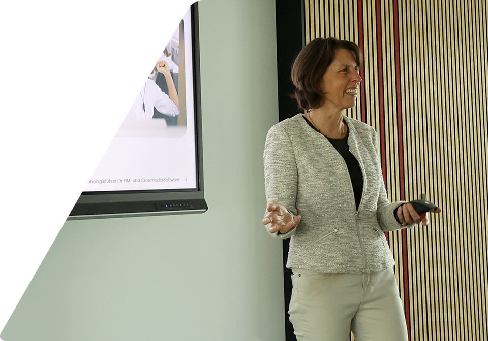 Elke Radeke erläutert Schülerinnen, welche coolen Informatik-Jobs es bei INCONY gibt INCONY-Vortrag beim Girls4IT Shortcut 2023