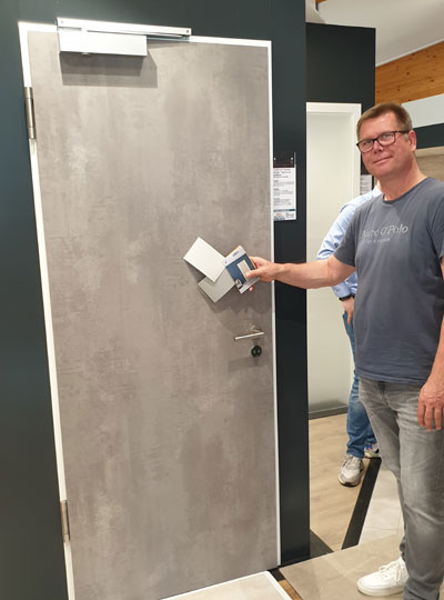 Oder fällt die Wahl vielleicht auf graue oder weiße Türen? Und welche sollen in Glas ausgeführt werden? INCONY-Bemusterung der Türen