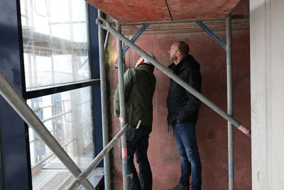 TÜV-Begutachtung der Fenster von innen Fenster werden vom TÜV am INCONY-Neubau begutachtet