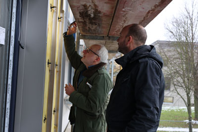 TÜV-Begutachtung der Fenster von außen Fenster werden vom TÜV am INCONY-Neubau auch von außen begutachtet