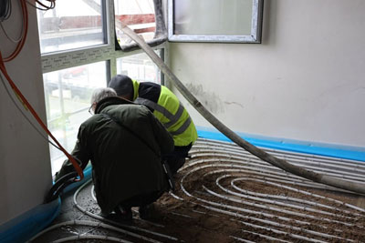TÜV-Begutachtung der Bodenisolierung im Bereich der Fenster Fenster werden vom TÜV an der Bodenisolierung am INCONY-Neubau begutachtet