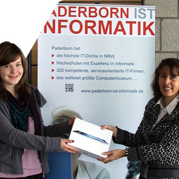 Frau Dr. Radeke von INCONY überreicht ein iPad an Schülerin Überreichung eines iPads an eine Schülerin