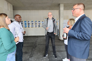 Richtfestfeier mit Fotos der Bauphase im Hintergrund INCONY-Sommerfeier beim Richtfest