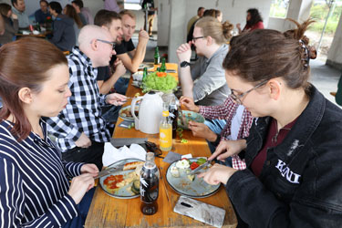 Leckeres Essen beim Richtfest von INCONY Richtfestschmaus beim INCONY-Richtfest