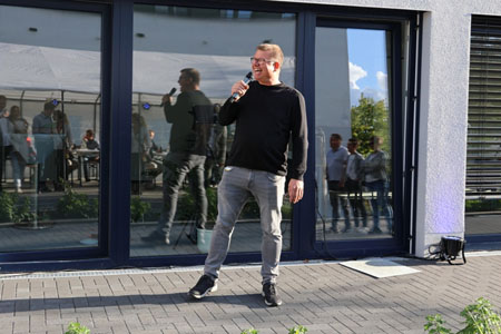 Holger berichtet vom tollen Essen am Foodtruck Holger erklärt Organisatorisches bei der INCONY-Umzugsparty