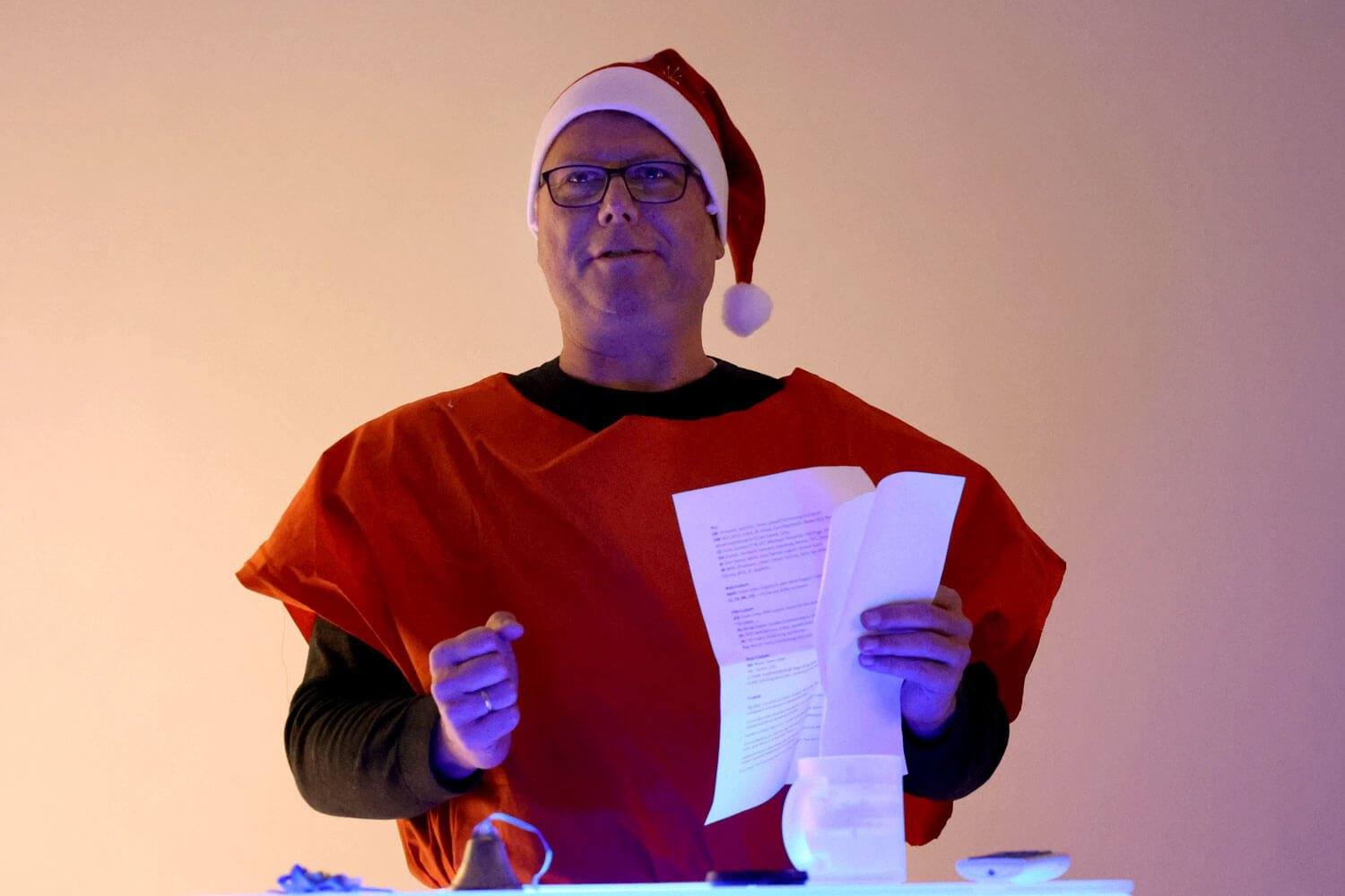 Holger Aisch leitet die Diskussion über den Spendenzweck der INCONY Weihnachtsfeier 2024 Diskussion über den Spendenzweck