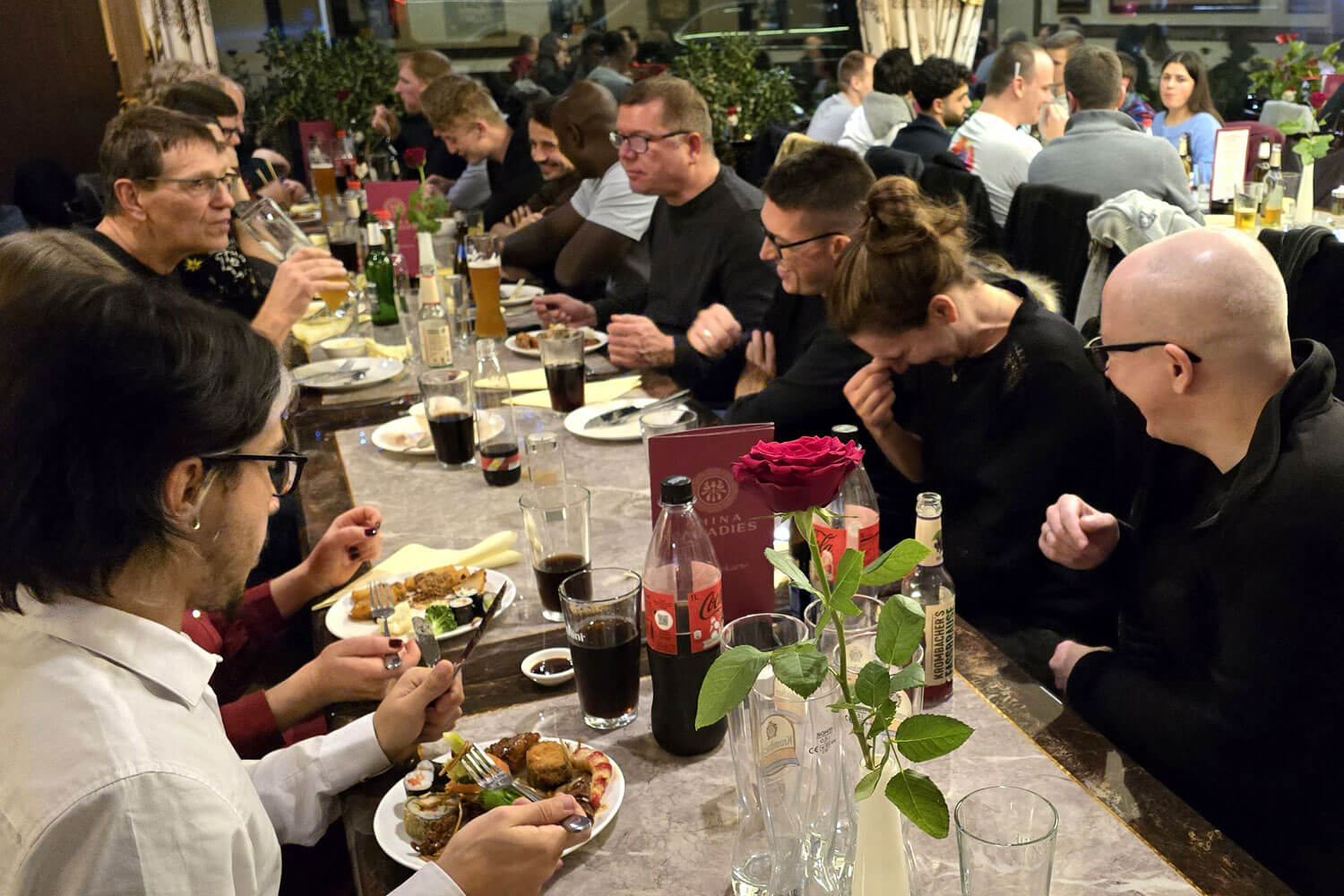 Gemeinsames Essen auf der INCONY Weihnachtsfeier 2024 Mitarbeiter*innen genießen ein gemeinsames Essen im Restaurant.