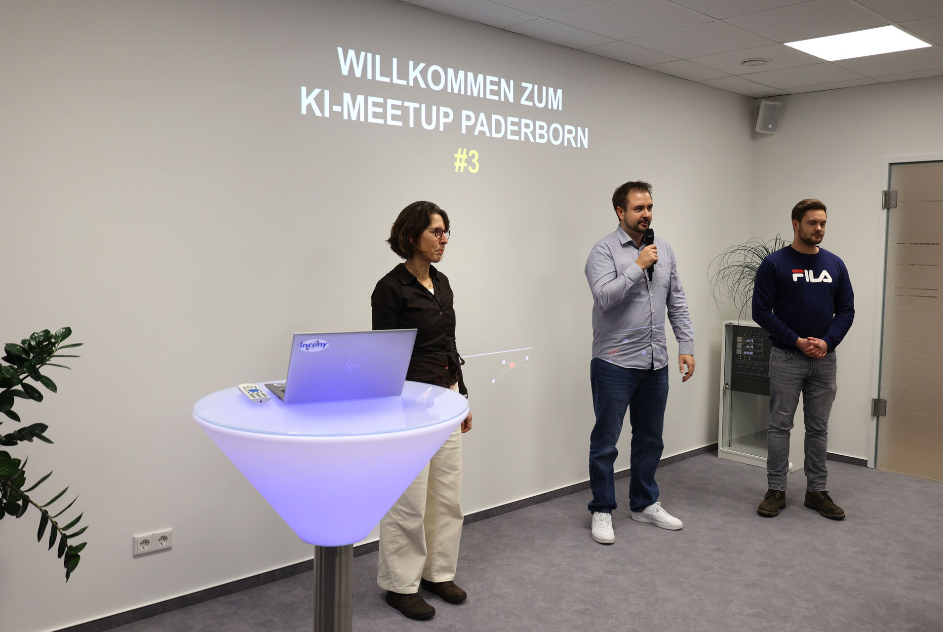 Anmoderation beim KI-Meetup Paderborn in der Firmenzentrale von INCONY