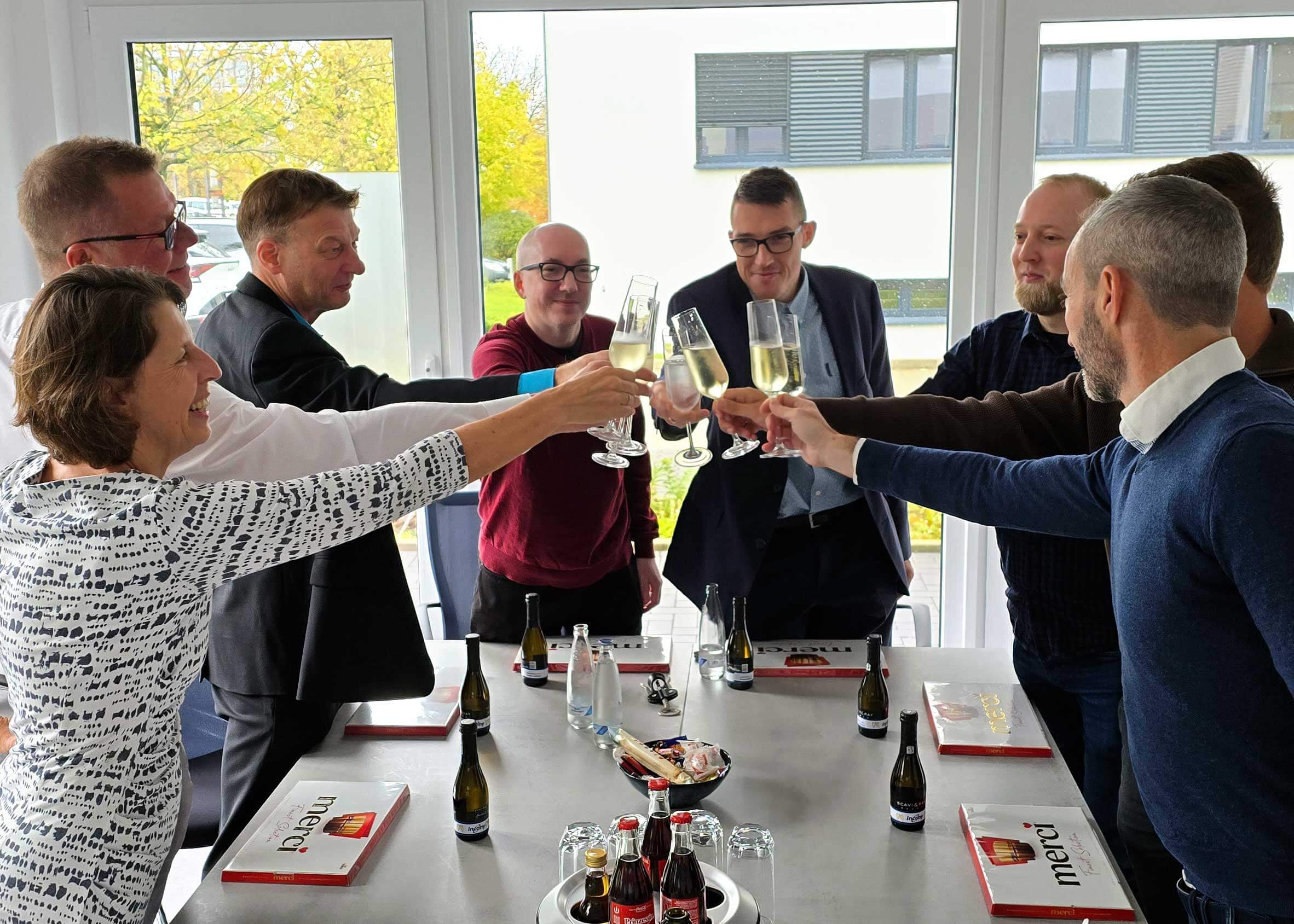 Jubilare stoßen auf ihre Meilensteine an