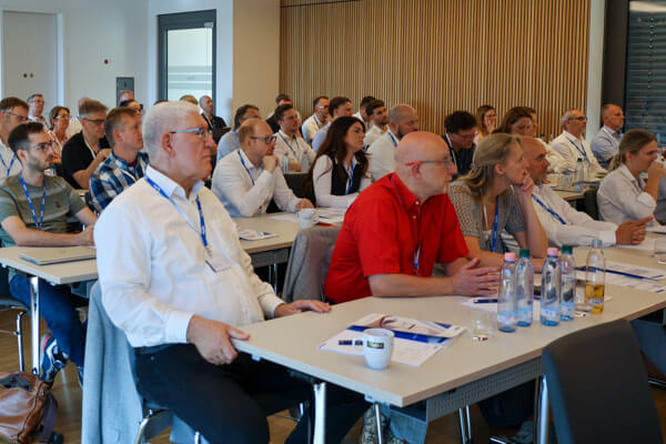 Teilnehmer verfolgen einen Vortrag beim PIM-Forum 2026 in Paderborn