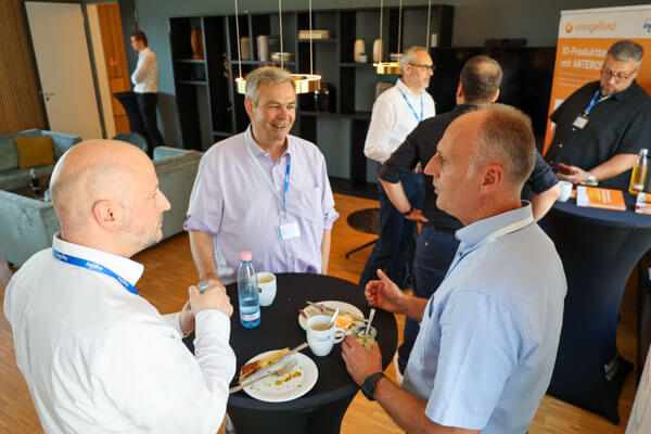 Teilnehmer tauschen sich in einer Networking-Pause beim PIM-Forum 2026 aus