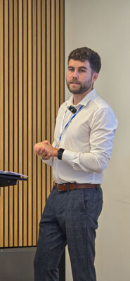 Philipp Höhener von BURRI public elements präsentiert PIM als Datenschaltzentrale
