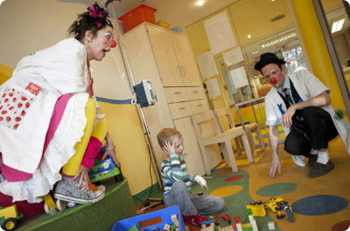 Durch Spenden unterstützt INCONY unter anderem die Paderborner Klinik-Clowns